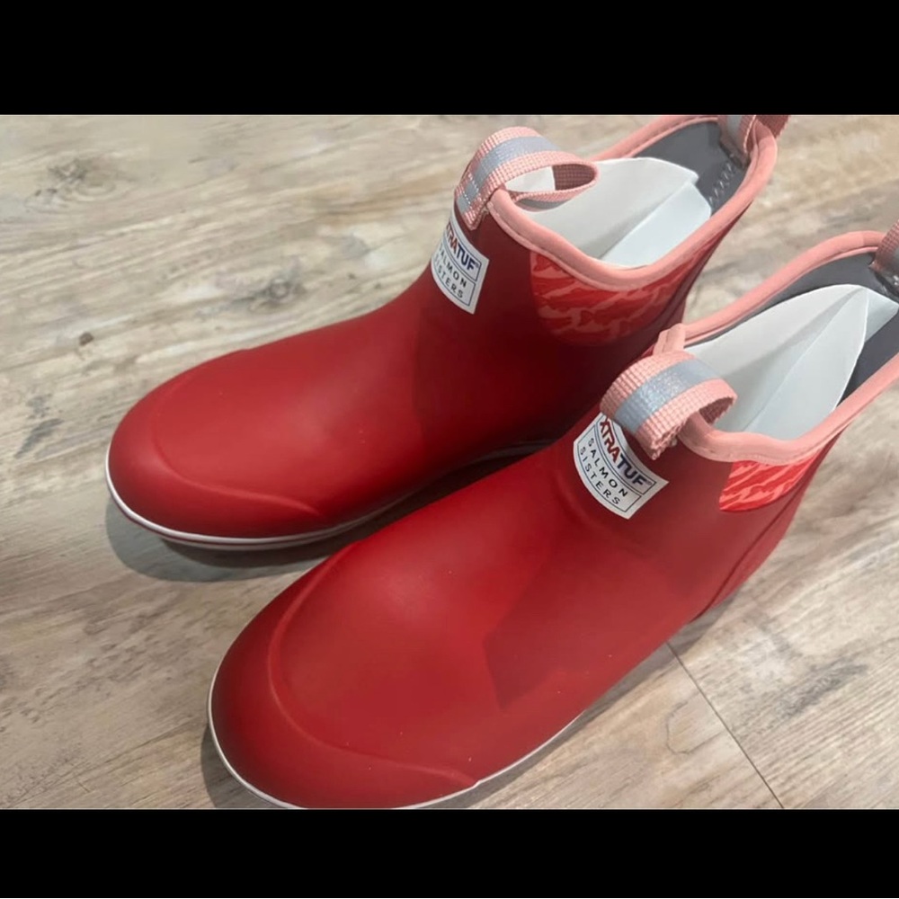 XTRATUF salmon sister red ankle shoes size 10